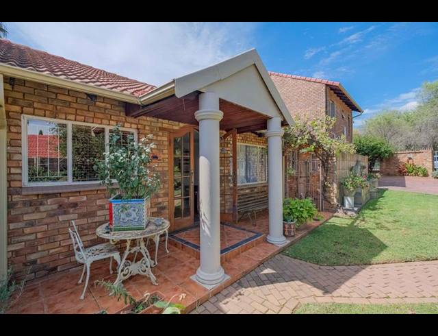 5 BEDROOM HOUSE FOR SALE IN ROOIHUISKRAAL